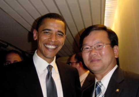 2004년 김부겸 더불어민주당 대구시장 후보가 미국 보스턴 민주당 전당대회에서 버락 오바마 전 대통령과 만나 찍은 사진. 캠프 제공