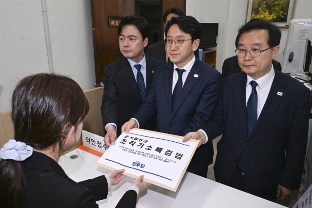 더불어민주당 천준호 원내대표 직무대행과 국정조사특위 위원들이 30일 국회 의안과에 