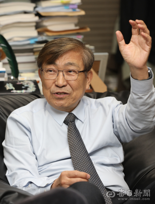 김부겸 더불어민주당 대구시장 후보의 후원회장을 맡은 장익현 전 대구지방변호사회 회장. 장 전 회장은 법조계에서 경륜을 쌓아온 인물로, 지역 법률·교육 분야에서 폭넓은 활동을 이어왔다. 장 전 회장은 ▷대구변호사협회 회장 ▷국제로터리 3700지구 총재 ▷대구국제뮤지컬페스티벌(DIMF) 이사장 ▷대구대 이사장 ▷독립운동정신 계승사업회 상임대표 등을 역임했다.