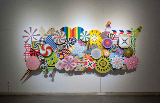 하지, Bong Bong Cycle, 2019, 나무에 아크릴, 수성 페인트, 포맥스에 시트지, 140x420x12cm