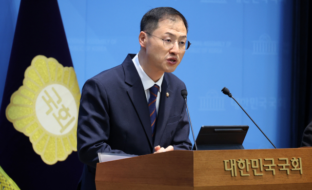 6·3 지방선거에 출마한 더불어민주당 울산시장 후보 김상욱 의원이 지난 4월 29일 국회 소통관에서 제22대 국회의원직 사직 의사를 밝히고 있다. 연합뉴스
