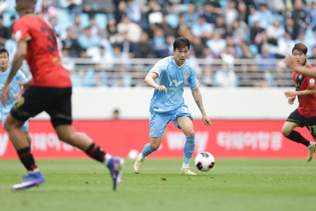 프로축구 K리그 대구FC의 김주공이 드리블을 하고 있다. K리그 제공