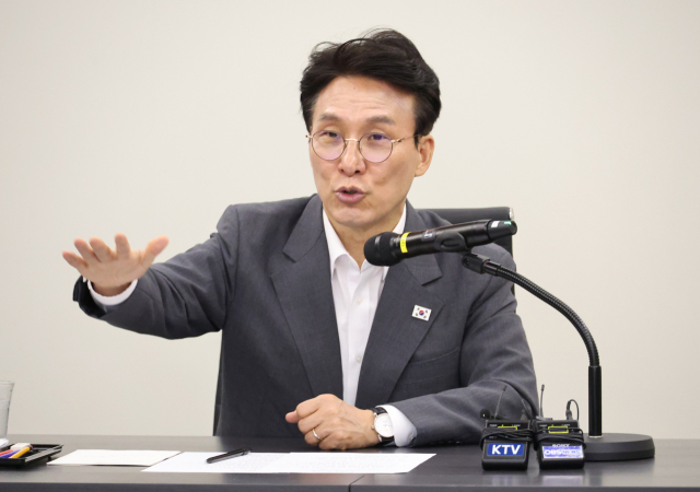 김민석 국무총리가 지난 4월 29일 경기도 남양주시 주택공급 현장인 왕숙1지구를 방문, 질문하고 있다. 연합뉴스