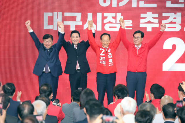 3일 오후 대구 수성구 범어네거리에서 열린 국민의힘 추경호 대구시장 예비후보 선거사무소 개소식에서 장동혁 대표 등 당 지도부가 함께하고 있다. 연합뉴스