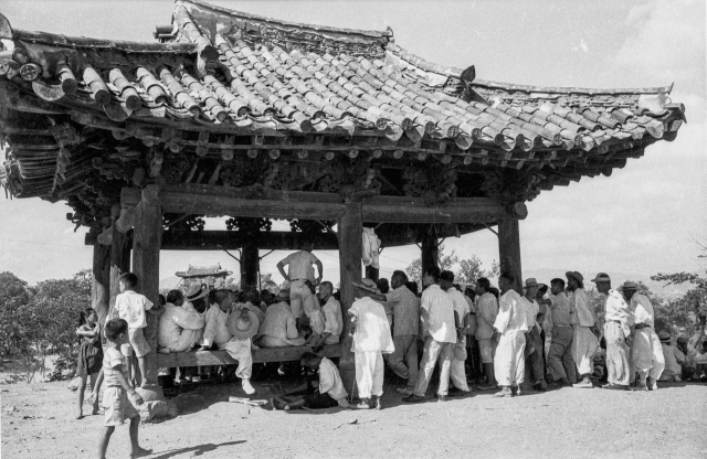 1960년대 여름날 달성공원 내 정자에서 더위를 피하고 있는 노인들. 매일신문 DB.
