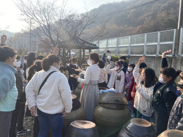 박명희 씨가 일반인들을 대상으로 전통 장 발효 교육 및 체험프로그램을 진행하고 있다. 본인 제공