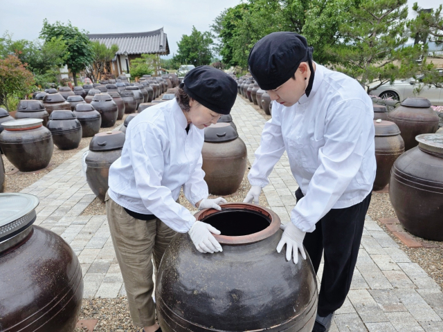 김태형 씨가 모친과 함께 된장 품질 검사를 하고 있다. 본인 제공