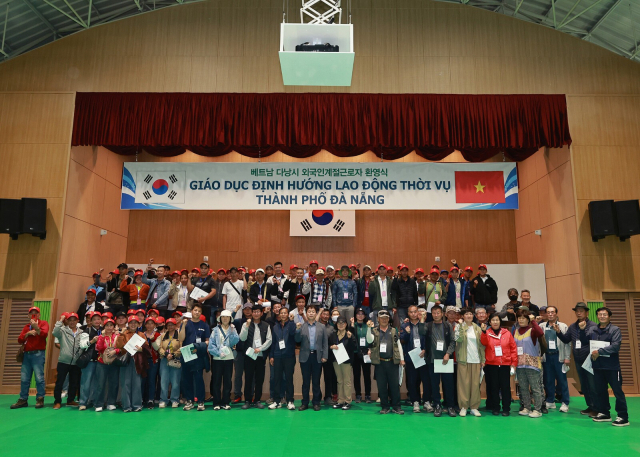 지난달 3일 영양군을 찾은 베트남 계절근로자들이 오리엔테이션을 하고 기념 촬영하고 있다. 영양군 제공