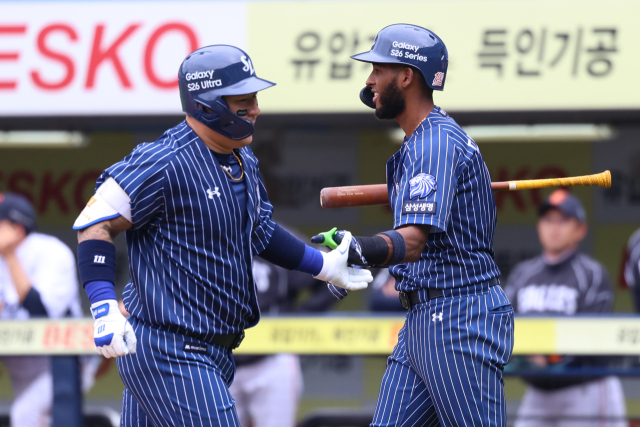 삼성 라이온즈의 최형우가 3일 대구에서 열린 한화 이글스와의 경기 4회말 솔로 홈런을 친 뒤 홈으로 들어오자 다음 타자인 르윈 디아즈가 반겨주고 있다. 삼성 제공