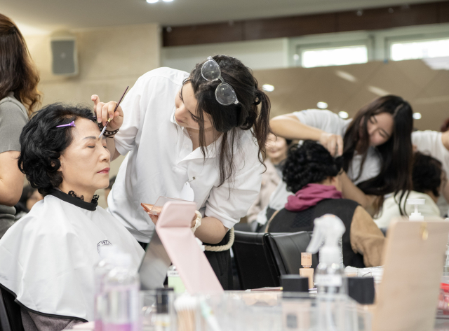 영진전문대학교 뷰티융합과 학생들이 지난달 29일 농협대구본부 본관 2층 아람실에서 지역 농업인들의 건강과 활력을 위한 뷰티 케어 봉사를 펼치고 있다. 영진전문대 제공