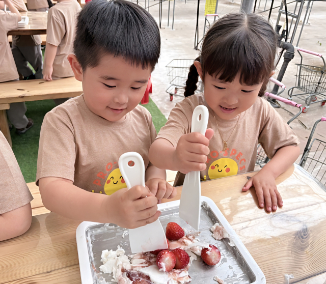수확한 딸기로 철판 아이스크림을 만드는 청송 진보초등학교병설유치원 아이들. 청송교육지원청 제공