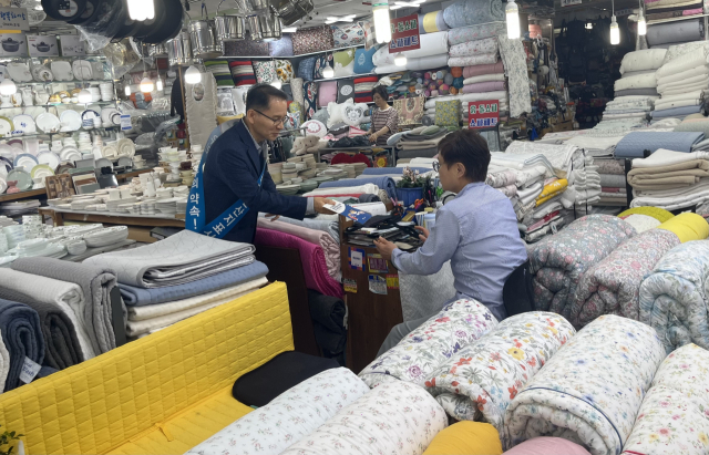 부산 동구 진시장에서 부산본부세관 직원이 상인을 대상으로 수입 선물용품의 원산지 표시 점검과 함께 올바른 식별 방법을 안내하고 있다. [사진=부산본부세관]