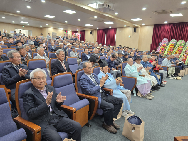 500여 년전 안동지녁 선비 모임인 우향계를 계승하기 위한 학술대회 현장에서 지역 유림 어른들이 행사에 참여하고 있다. 김영진 기자