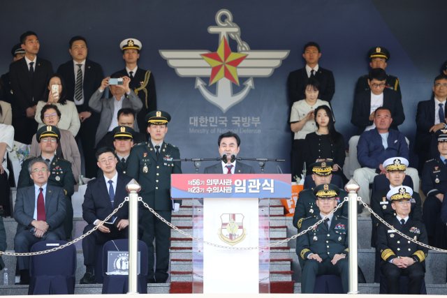 안규백 국방부 장관이 지난 24일 충북 괴산 육군학생군사학교에서 개최된 제56기 의무사관 및 제23기 수의사관 임관식에서 축사하고 있다. 연합뉴스