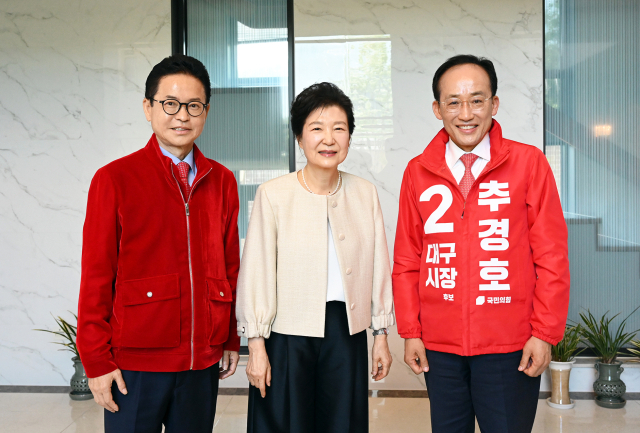 이철우 국민의힘 경북지사 후보와 추경호 국민의힘 대구시장 후보가 4일 오후 대구 달성군 소재 박근혜 전 대통령 사저를 찾아 박 전 대통령을 예방했다. 추경호후보캠프 제공