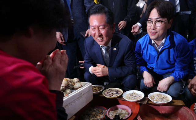 손털기·오빠·컨설팅 발언…민주당 후보들 잇단 구설수