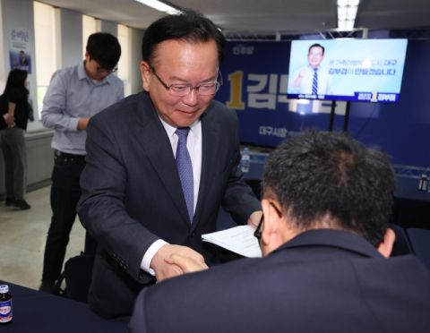 김부겸, 보수 민심 파고드는 '민생 공약' 총력전