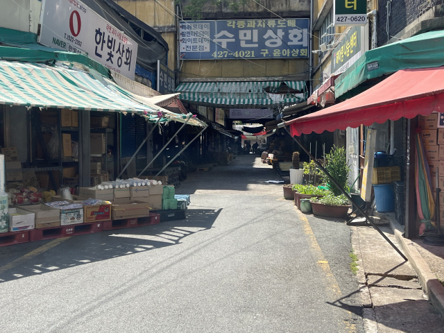 과거 완구골목이던 곳이 썰렁한 모습. 2010년대에 접어들면서, 도로변에 있는 우일완구 등을 제외하고는 모두 문을 닫은 상태다. 정두나 기자.