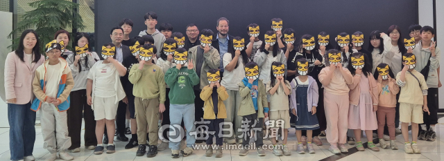 4일 토마 뷔유가 특별전시회 개막식에 참석한 내빈들과 함께 노란 고양이 캐릭터 