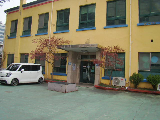 화교소학교 교사