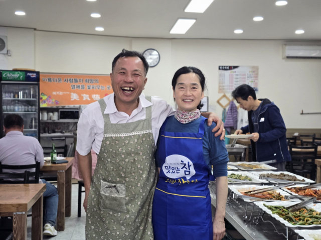 5일 어르신 300분을 초대해 식사를 대접하는 
