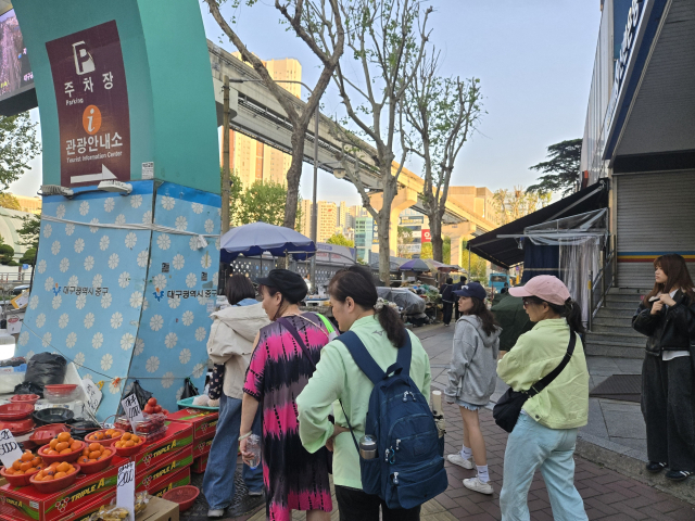 지난 4일 오후 6시 30분쯤 대구 중구 대신동 서문시장. 대만에서 패키지여행으로 온 외국인 관광객 10여명이 시장을 둘러보는 모습. 임재환 기자