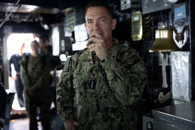 3일 미 중부사령부(CENTCOM) 사령관인 브래드 쿠퍼 해군 제독이 호르무즈 해협 인근에 배치된 아메리카급 강습상륙함 USS 트리폴리(LHA 7)호의 승조원들을 방송하는 모습. 로이터 연합뉴스