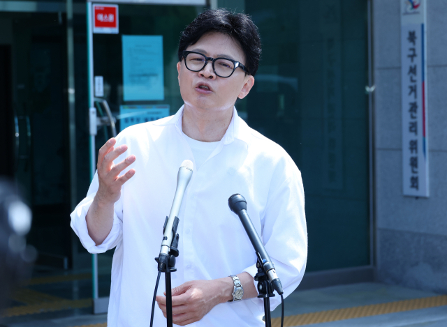 무소속 한동훈 부산 북갑 국회의원 보궐선거 예비후보가 4일 오후 부산 구포동 북구선거관리위원회에 예비후보 등록을 한 뒤 기자들 질문에 답하고 있다. 연합뉴스