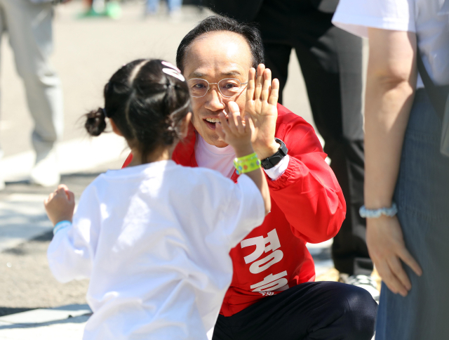 국민의힘 추경호 대구시장 예비후보가 어린이날인 5일 대구 수성구 대구 어린이세상(구.어린이회관)에서 열린 어린이 큰잔치에서 어린이와 하이 파이브 하고 있다. 연합뉴스