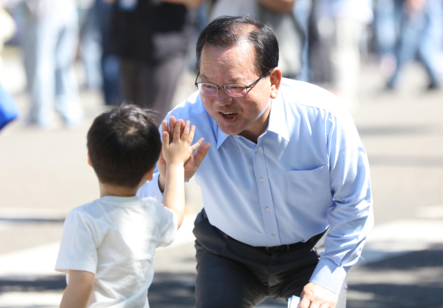 더불어민주당 김부겸 대구시장 예비후보가 어린이날인 5일 대구 수성구 대구 어린이세상(구.어린이회관)에서 열린 어린이 큰잔치에서 어린이와 하이 파이브 하고 있다. 연합뉴스