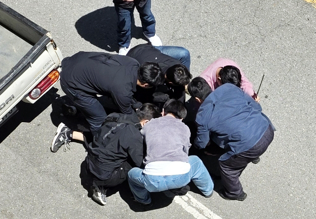 5일 오전 광주 광산구 월계동 한 도로에서 살인 혐의 등을 받는 20대 피의자 장모 씨를 경찰이 긴급 체포하고 있다. 장씨는 이날 오전 광산구 월계동 한 대학교 인근 도로에서 흉기를 찔러 여고생을 살해하고 또래 남고생에게도 흉기를 휘두른 혐의를 받고 있다. 연합뉴스