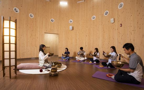 주한 미군들이 산림치유프로그램을 체험하고 있다. 국립산림치유원 제공