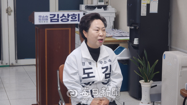 김상희 경북도의원 봉화군 선거구 예비후보가 6일 오전 봉화군청 브리핑룸에서 무소속 출마를 공식 선언하는 기자회견을 열었다. 손병현 기자