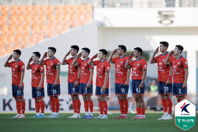 프로축구 K리그1 김천 상무 FC 선수들이 지난 6일 김천종합운동장에서 열린 울산 HD FC와의 경기에서 골을 넣은 후 거수경례로 세리머니를 하고 있다. K리그 제공