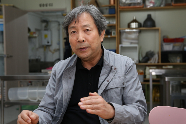 박운석 한국발효술교육연구원 원장이 한국 전통주에 대해 설명하고 있다. 김도훈 기자