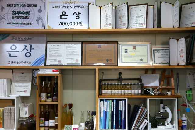 한국발효술교육연구원 사무실엔 박운석 원장이 그동안 받은 상장과 자격증이 진열돼 있다. 김도훈 기자