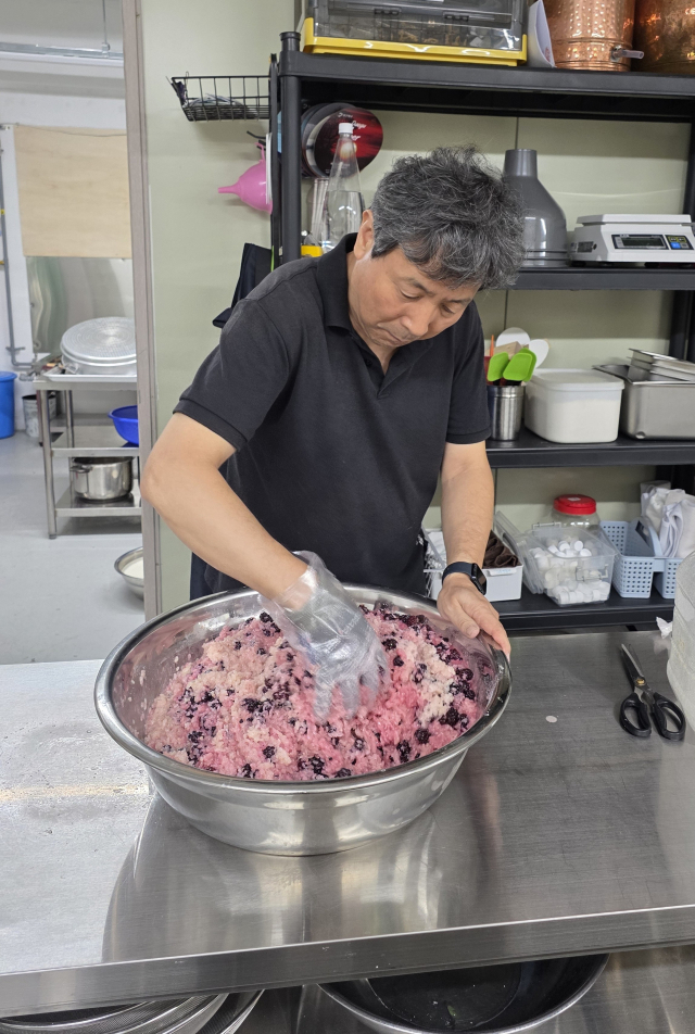 박운석 한국발효술교육연구원 원장이 전통주 제조 과정을 시연하고 있다. 한국발효술교육연구원 제공