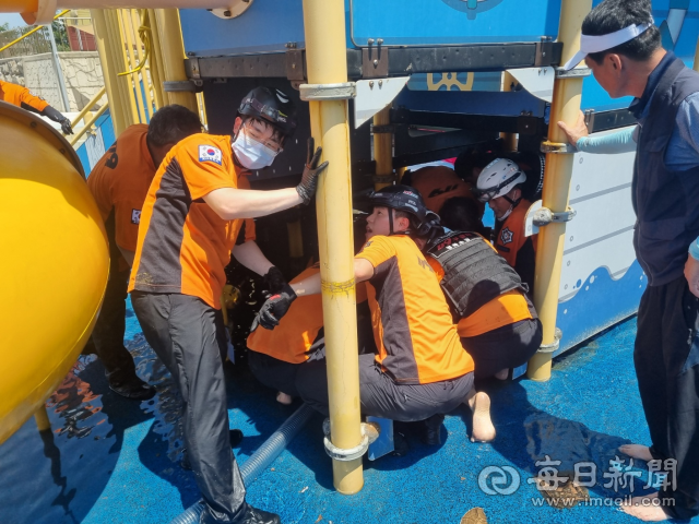 2023년 8월 1일 오전 울릉군 북면 해수풀장에서 초등학생 1명이 취수구에 팔이 끼이는 사고를 당해 119구조대원들이 구조하고 있다. 매일신문DB