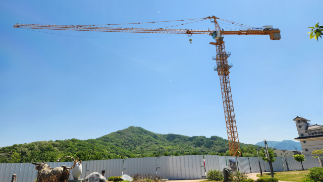 6일 낮 12시30분쯤 상주시 복룡동 상주문화예술회관 신축공사 현장에서 한국노총 경북지역본부 소속 50대 노조원 A씨가 40m 높이의 타워크레인에 올라 고공 시위를 하고 있다. 고도현 기자