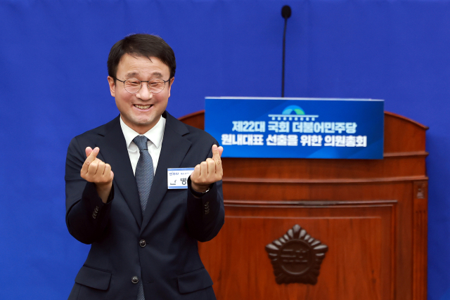 더불어민주당 원내대표 선거에 단독 입후보한 한병도 의원이 6일 국회에서 열린 제3기 원내대표 선출 의원총회에 참석해 정견발표에 앞서 기념 촬영하고 있다. 연합뉴스