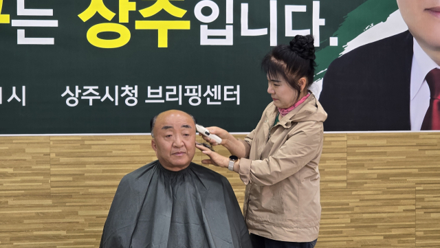 김홍구 상주 경북도의원이 무소속 출마 기자회견을 한 뒤 삭발을 강행하고 있다. 김홍구 후보측 제공