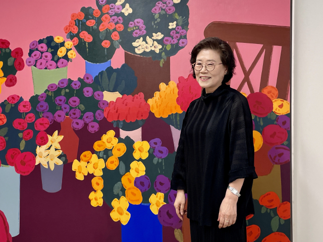 작품 앞에 선 김명숙 작가. 이연정 기자