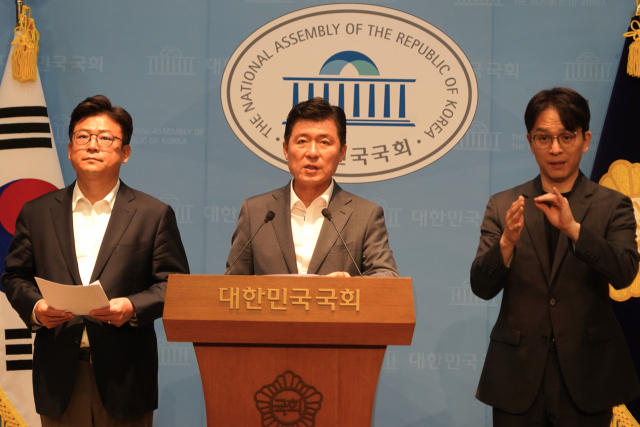 구자근(구미갑)·강명구(구미을) 국민의힘 의원은 6일 국회 소통관에서 박정희 대통령과 관련된 논란 발언을 한 장세용 더불어민주당 구미시장 후보를 대상으로 비판의 성명서를 냈다. 강명구 의원실 제공