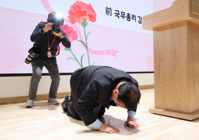 더불어민주당 김부겸 대구시장 예비후보가 6일 대구 달서구 월배노인종합복지관에서 열린 어버이날 효도 잔치 행사에서 어르신들에게 큰절하고 있다. 연합뉴스