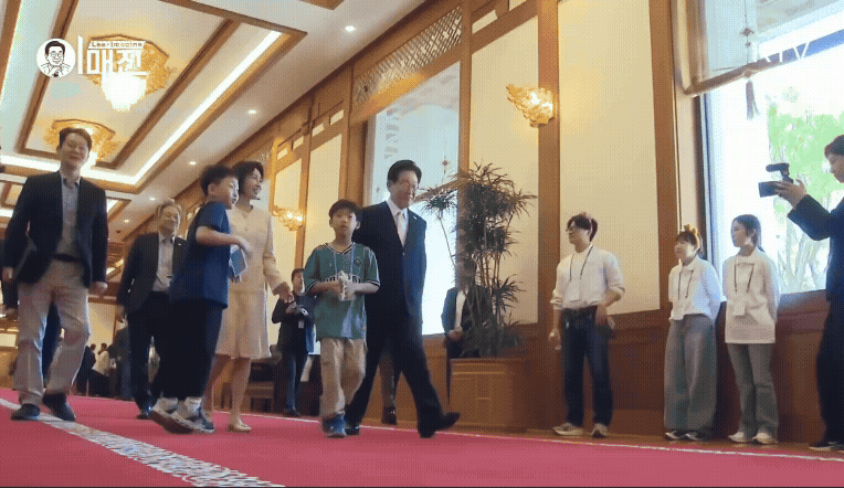 김혜경 여사도 '입이 쩍'…청와대 복도 뒤집은 초등생 돌발행동