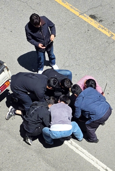 5일 오전 광주 광산구 월계동 한 도로에서 살인 혐의 등을 받는 20대 피의자 장모 씨를 경찰이 긴급 체포하고 있다. 장씨는 이날 오전 광산구 월계동 한 대학교 인근 도로에서 흉기를 찔러 여고생을 살해하고 또래 남고생에게도 흉기를 휘두른 혐의를 받고 있다. 연합뉴스