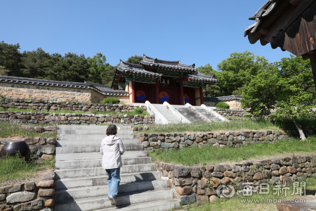 대구 동구 지묘동에 자리한 신숭겸 장군 유적지의 표충사가 낮은 돌담 뒤로 위용을 드러내고 있다. 서기 927년 공산전투에서 고려 태조 왕건의 황금투구와 갑옷을 대신 걸치고 후백제군을 유인하다 장렬히 전사한 신숭겸 장군의 충절을 기리는 공간이다. 정운철 기자 woon@imaeil.com