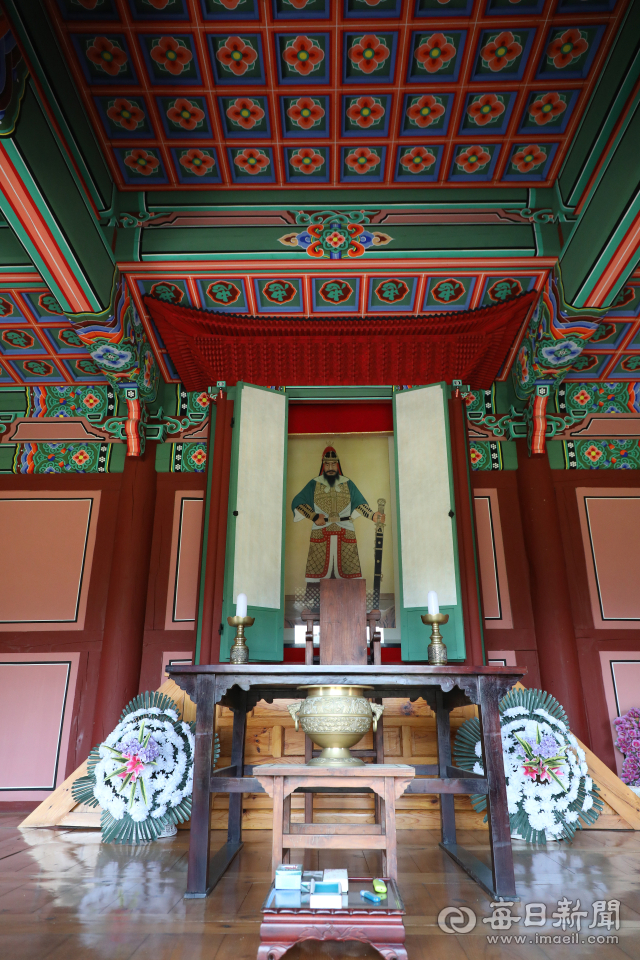 신숭겸 장군의 위패와 함께 호피 가죽 위에 큰칼을 짚고 선 영정이 모셔져 있는 표충사. 신 장군은 고려와 조선 양 왕조에 걸쳐 충신의 표상으로 추앙받았다. 정운철 기자 woon@imaeil.com