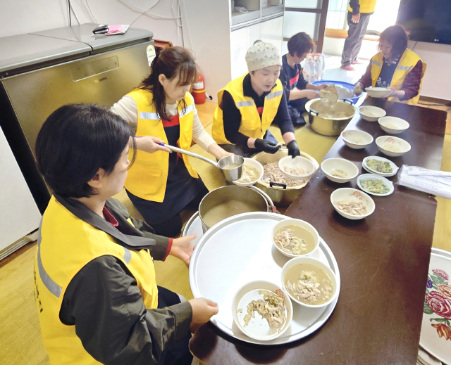지난 4일 오전 청송군 현동면 도평1리 마을회관에서 마을복지추진단 청·장년회원들이 어르신들을 위해 음식을 대접하는 모습. 청송군 제공