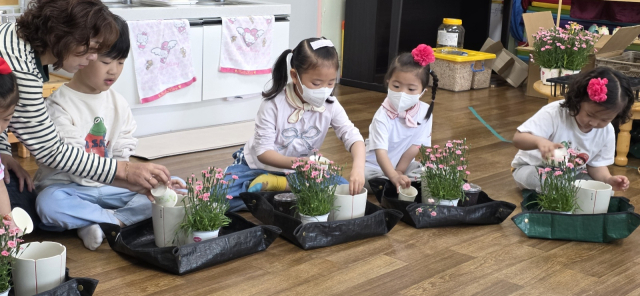 영양중앙초등학교는 유초 이음교육의 일환으로 유치원생과 초등학교 저학년생이 함께하는 카네이션 만들기 프로그램을 진행하고 있다. 영양교육지원청 제공